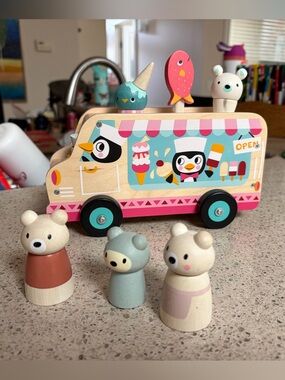 Tender Leaf Toys Penguin Gelato Van